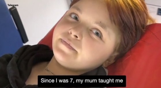 ロシア軍の砲撃で負傷した市民を車に乗せて退避させたウクライナの１５歳の少女（写真　テレグラム）