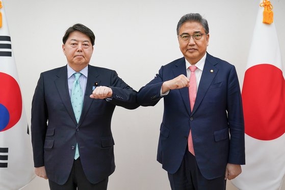 韓国の朴振（パク・ジン）外交部長官候補（右）が９日、ソウルで日本の林芳正外相（左）と会ってひじタッチで挨拶をする様子。［写真　韓国外交部］