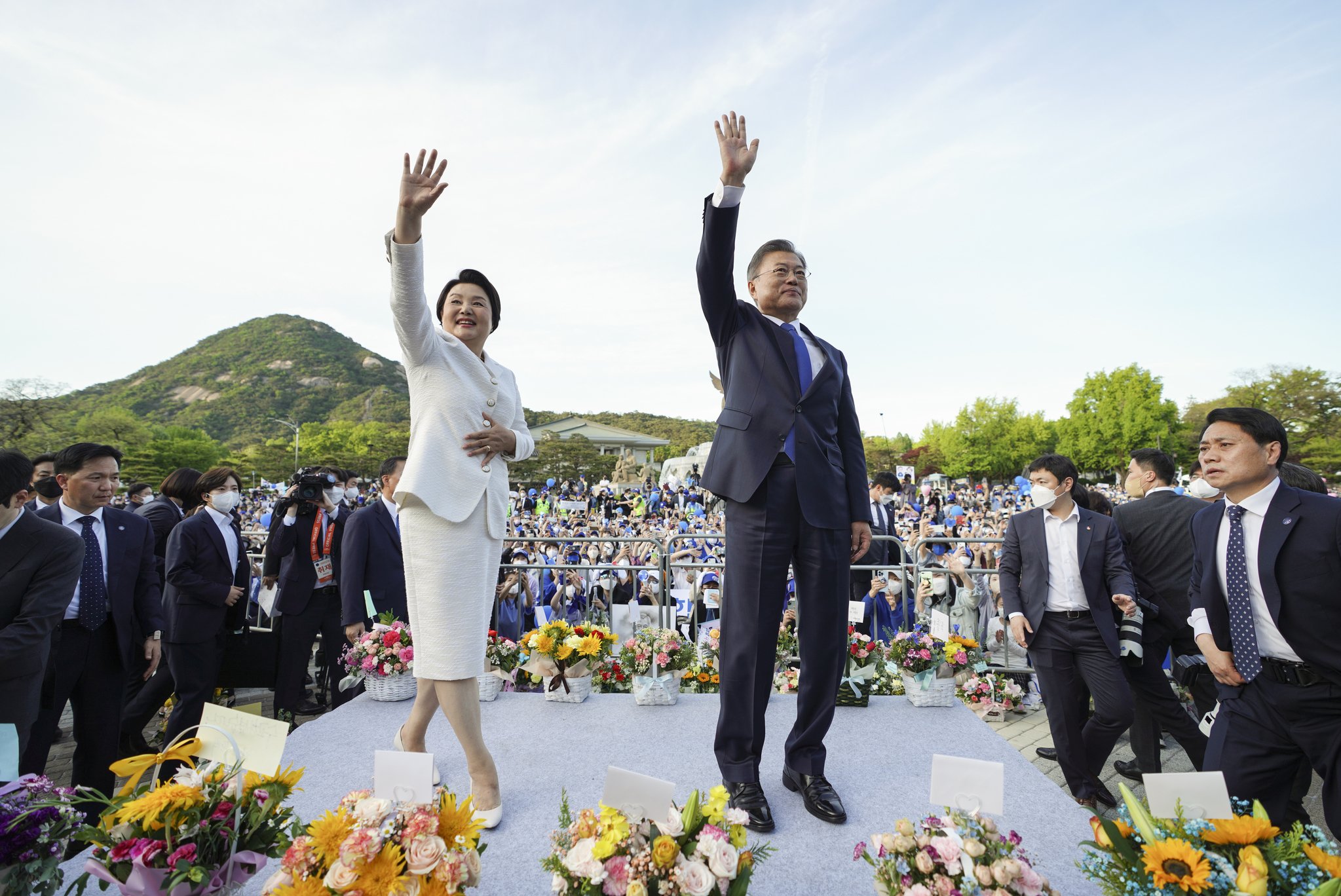 文在寅大統領と金正淑夫人が９日午後、青瓦台前の噴水台で出迎えに来た市民たちに感謝の挨拶をしている。［写真　青瓦台］