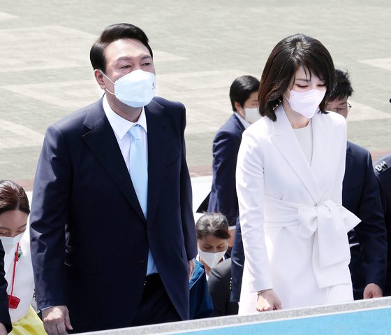 韓国の尹錫悦（ユン・ソクヨル）大統領（左）と金建希（キム・ゴンヒ）夫人（右）が１０日午前、ソウル汝矣島（ヨイド）の国会の前庭で開かれた第２０代大統領就任式に出席している。カン・ジョンヒョン記者