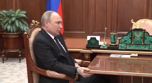 ２１日（現地時間）、ロシア国防相との会議に出席したウラジーミル・プーチン大統領。どこか具合が悪そうな顔色をしている。［写真ツイッター　キャプチャー］