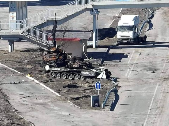 ウクライナ首都キーウにロシア軍のタンクが捨てられている。　［ツイッター］