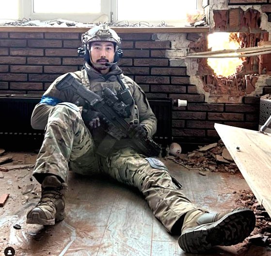韓国海軍特殊戦団出身のユーチューバー、イ・グン氏が３月３０日にウクライナで撮ったとしてインスタグラムに投稿した写真。［インスタグラム　キャプチャー］