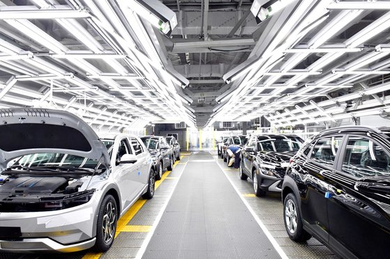 現代自動車グループが２０３０年までに韓国で電気自動車分野に２１兆ウォンを投資すると明らかにした。写真はヒョンデ蔚山工場のアイオニック５生産ライン。［写真　現代自動車グループ］