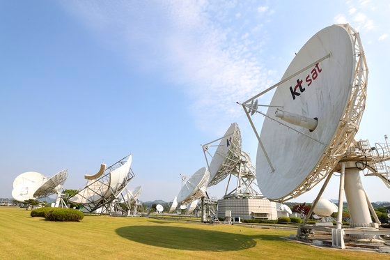 ＫＴサットの錦山衛星センターはアジア最大の衛星通信施設で、超大型アンテナ４５基と７０００回線を保有している。［写真　ＫＴ］