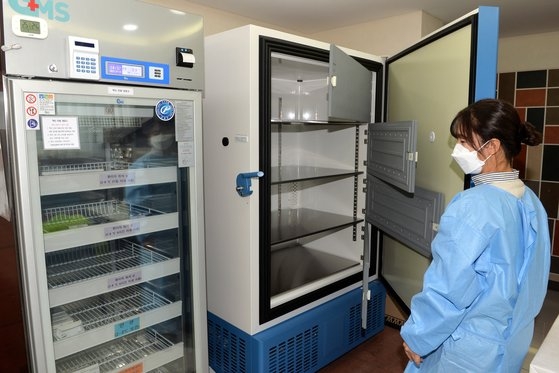 ファイザーやモデルナのようなｍＲＮＡワクチンは保管のために超低温冷凍庫が必要だが、北朝鮮にはない。昨年１０月、大田中区の予防接種センターで、ファイザー製ワクチン用の超低温冷凍庫を整理する医療スタッフ。　写真＝キム・ソンテ記者
