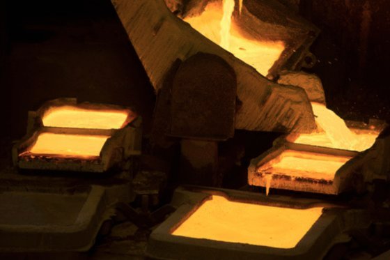 ＬＳニッコー・カッパー温山（オンサン）精練所でマット（液体状の金属硫化物）を鋳型に注いで精製粗銅を作っている。［写真　ＬＳニッコー・カッパー］