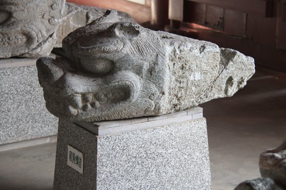 渤海の首都だった上京城で出土した獅子像。宮殿の欄干の装飾物で、渤海人の気概が表れている。　［中央フォト］