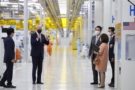 ２０日、平沢のサムスン電子半導体工場で尹錫悦大統領と生産施設を視察し、両手の親指を立てているバイデン米大統領。　大統領室写真記者団