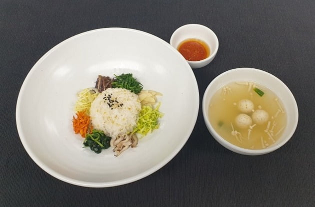 ２１日の韓米首脳夕食会のメニューとして韓国各地の季節のナムルが入った山菜ビビンバが供される。［写真　大統領室］