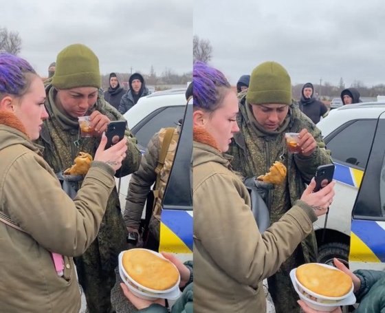 投降したロシア兵がウクライナ住民が渡したパンを食べ涙を流している。［ツイッター　キャプチャー］