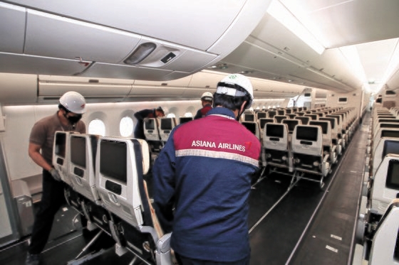 アシアナ航空が貨物機に改造したエアバスＡ３５０型を旅客機に戻して乗客を迎える準備をしている。写真は貨物機に再び座席を取り付ける様子。［写真　アシアナ航空］