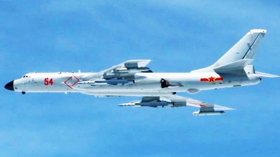 韓国合同参謀本部は２４日、中国の軍用機２機とロシアの軍用機４機が韓国の防空識別区域（ＫＡＤＩＺ）に無断で侵入したと明らかにした。写真はこの日進入してきた中国のＨ６爆撃機。［日本防衛省ホームページ　キャプチャー］