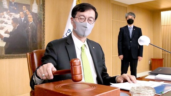 韓国銀行の李昌ヨン総裁が２６日に韓国銀行で開かれた金融通貨委員会本会議を主宰している。［写真　韓国銀行］