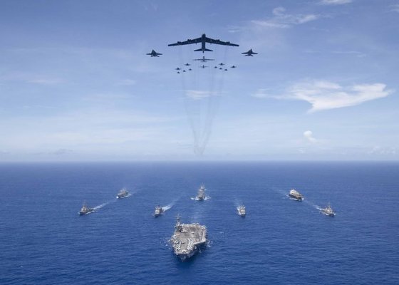 ２０１８年９月の米海軍の軍事訓練「勇敢な盾」で原子力空母「ロナルド・レーガン」を先頭にイージス艦とＢ５２戦略爆撃機などの航空機が連なっている。［写真　米海軍］