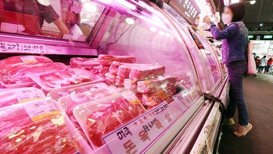 写真はソウル市内の市場で販売されている輸入豚肉