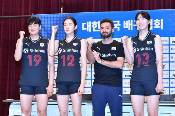 １０カ月ぶりに激突した日本に韓国女子バレーボールチームが完敗を喫した。写真はＶＮＬに出場した女子バレーボール代表チーム。［写真　大韓バレーボール協会］