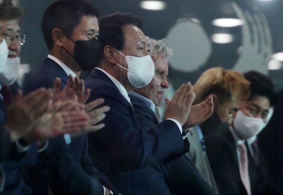 ２日晩、ソウルワールドカップ競技場で韓国－ブラジルのサッカー親善試合を観戦した尹錫悦（ユン・ソクヨル）大統領。　［大統領室写真記者団］