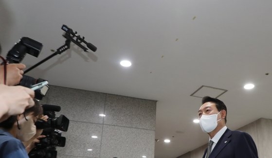 尹錫悦（ユン・ソクヨル）大統領は３日、龍山（ヨンサン）大統領室庁舎に出勤する際、「（韓国は）経済危機の台風圏にある」と語った。　［大統領室写真記者団］
