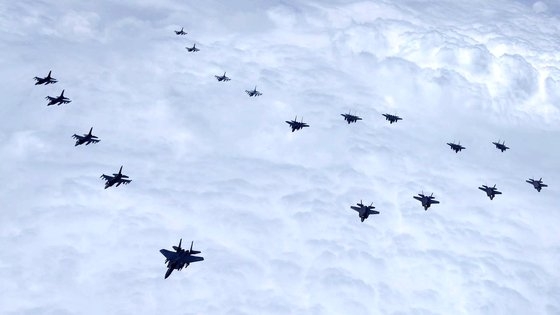 ７日、西海（ソヘ、黄海）で韓米戦闘機が攻撃編隊を組んで飛行している。［写真　合同参謀本部］