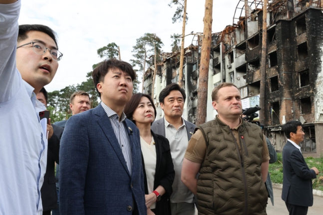 ウクライナを訪問している与党「国民の力」の李俊錫（イ・ジュンソク）代表（左から３番目）