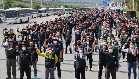 全国民主労働組合総連盟（民主労総）公共輸送労働組合貨物連帯がストに入った７日午前、釜山新港の交差点で開かれた釜山支部スト出征式に参加した組合員がスローガンを叫んでいる。　ソン・ボングン記者