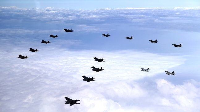 ７日、西海（ソヘ、黄海）上空で韓米戦闘機が攻撃編隊群を編成して飛行している様子。［写真　合同参謀本部］
