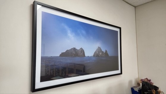 徐ギョン徳（ソ・ギョンドク）教授の研究室のドアの近くには鬱陵島（ウルルンド）と独島（トクド、日本名・竹島）を撮影した大型写真が飾られている。［写真　キム・ジョンヨン記者］
