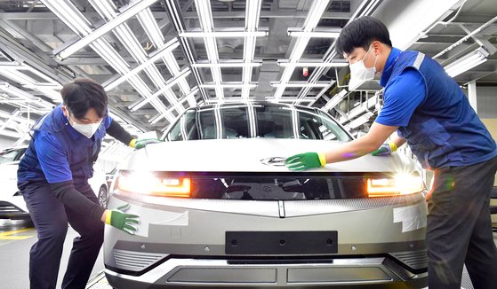 ヒョンデ蔚山工場内の電気自動車「アイオニック５」生産ラインで、現場職員が車を点検している。　［写真　ヒョンデ］