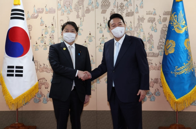 林外相と握手する尹錫悦大統領　（写真　大統領室写真記者団）