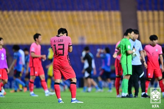 日本に０－３で完敗した後虚脱するＵ－２３サッカー代表チームのエース、イ・ガンイン（１３番）。［写真　大韓サッカー協会］