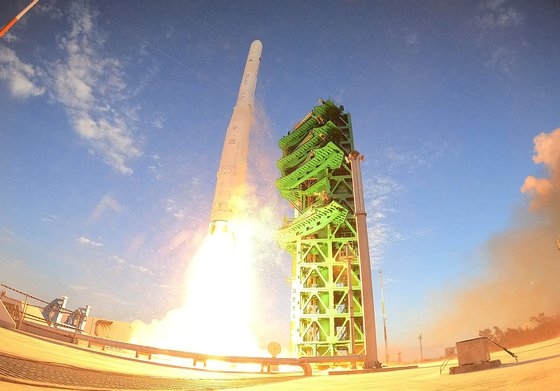 韓国型ロケット「ヌリ号」が１５日に全羅南道高興の羅老宇宙センターで２回目の打ち上げを試みる。航空宇宙研究院は最近「韓国型ロケット２回目打ち上げ計画」で１・２・３段エンジン組み立てなどをすべて終えたと明らかにした。