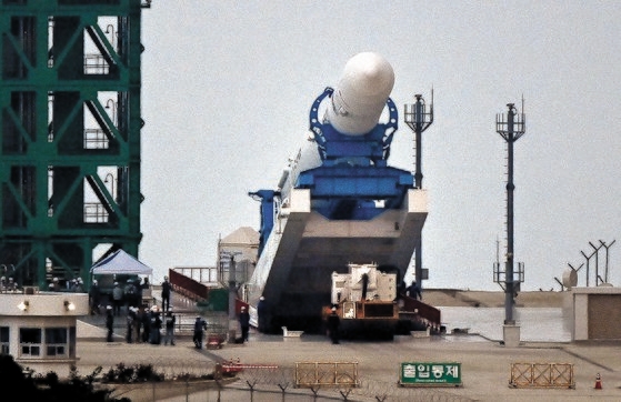  ２回目の打ち上げが延期された韓国型ロケット「ヌリ号」が１５日、地上に下ろされている。韓国航空宇宙研究院は打ち上げ１日前のこの日「酸化剤タンク内部のレベルセンサーが異常な数値を示すのを確認した。ロケット組み立て棟に移送して点検することを決めた」と明らかにした。［写真　共同取材団］