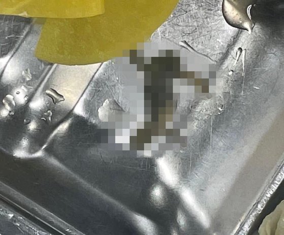 １５日、ソウルのある高校の給食からカエルの死骸が見つかった。［写真　読者提供＝聯合ニュース］