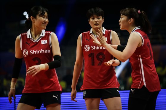 １６日にドミニカとのネーションズリーグ第５戦に出た女子バレーボール韓国代表チーム。　［写真　国際バレーボール連盟］