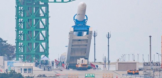 韓国型発射体「ヌリ号（ＫＳＬＶ－Ⅱ）」が１５日午後、打ち上げを控えて行った技術問題点検の途中で１段ロケットの酸化剤タンクのレベルセンサーに異常が確認されて点検が中断、組み立て棟に移動するために地上に下されている。［写真　共同取材団］