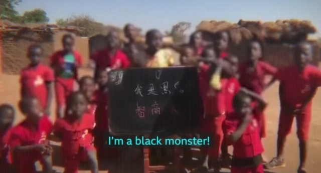 「私はブラックモンスター」と叫ぶアフリカの子どもたち。［ユーチューブ　キャプチャー］