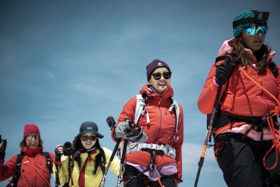 スイス観光庁に招待された女性登山家およそ８０人が標高４１６４メートルのブライトホルンの頂上に立った。　左から３人目が女優イ・シヨン　［写真＝スイス観光庁提供]