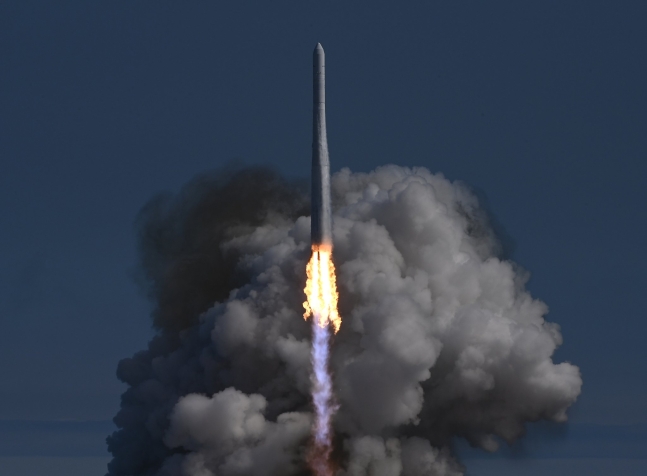 純国産技術で設計・製作された韓国型ロケット「ヌリ号」（ＫＳＬＶ－２）が２１日に全羅南道高興郡の羅老宇宙センターの発射台から火炎を吹き出して宇宙に飛び立っている。実際の機能がないダミー衛星だけが載せられた１回目の打ち上げとは違い、今回の打ち上げられたヌリ号には性能検証衛星と４基のキューブ衛星が搭載された。［写真　共同取材団］