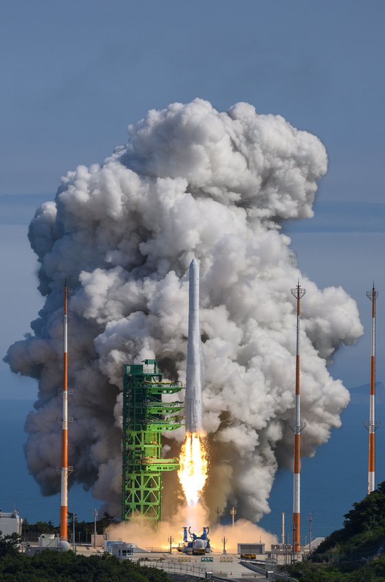 韓国の独自技術で開発された韓国型ロケットのヌリ号（ＫＳＬＶ－２）が２１日午後に全羅南道高興郡の羅老宇宙センターから打ち上げられた。［写真　共同取材団］