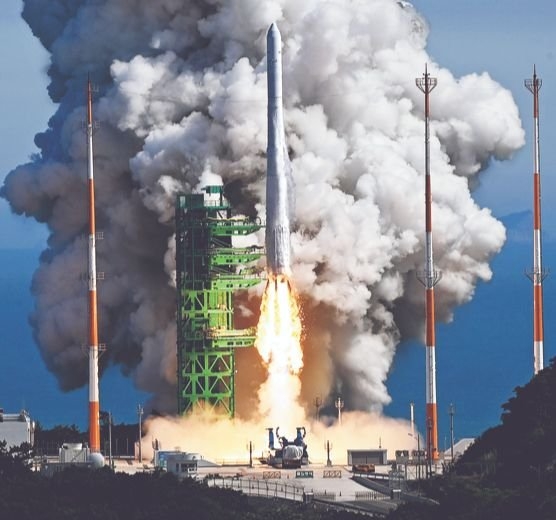 ２１日午後、全羅南道高興郡（チョルラナムド・コフングン）の羅老（ナロ）宇宙センターから２回目に打ち上げられた韓国型発射体「ヌリ号（ＫＳＬＶ－ＩＩ）が打ち上げに成功した。ヌリ号は韓国独自技術で開発された。今回の打ち上げは韓国が独自に開発した発射体に実際に機能を持った独自開発の人工衛星を搭載して打ち上げた初の事例だ。［写真共同取材団］