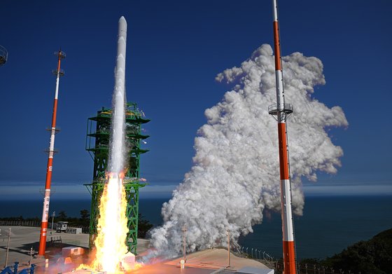 韓国の独自技術で開発された韓国型ロケットのヌリ号（ＫＳＬＶ－２）が２１日午後、全羅南道高興郡の羅老宇宙センターから火炎を噴き出しながら宇宙へと飛び立っている。［写真　共同取材団］