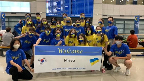 ダンスチーム「ムリヤ」は世界文化ダンスフェスティバルに参加するため２７日午後韓国に入国した。［写真　イッヒ・ハルテ・ディッヒ］