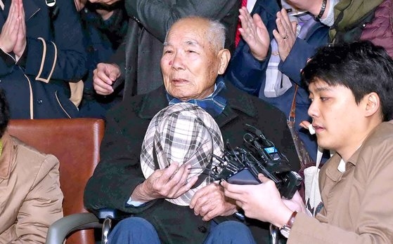 ３０日にソウルの大法院で日帝強制徴用被害生存者であるイ・チュンシクさんが強制徴用損害賠償請求訴訟再上告審判決で勝訴判決を受け大法廷を出て涙声で話しながら記者たちの質問に答えている。キム・サンソン記者