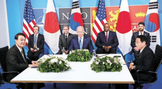 韓国の尹錫悦（ユン・ソクヨル）大統領が２９日、スペイン・マドリードのＩＦＥＭＡコンベンションセンターで開かれた韓日米首脳会談で、米国のジョー・バイデン大統領と日本の岸田文雄首相と話を交わしている。カン・ジョンヒョン記者