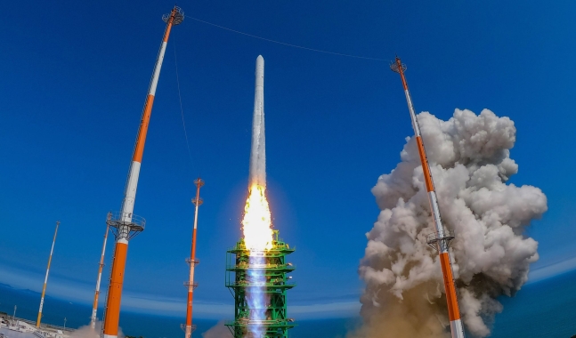 純粋な韓国技術で設計および製作された韓国型ロケット「ヌリ号（ＫＳＬＶ－Ⅱ）」が２１日全南高興郡（チョンナム・コフングン）ナロ宇宙センター発射台で火炎を吹き出して宇宙に打ち上げられている。実際、機能のない衛星模写体だけがのせられた１回目の打ち上げとは違い、今回の２回目の打ち上げでヌリ号には性能検証衛星と４機のキューブ衛星が搭載された。［写真　共同取材団］