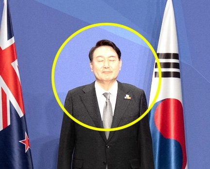 目を閉じて写真に写った尹錫悦（ユン・ソクヨル）大統領。［写真　ＮＡＴＯ公式ホームページ］