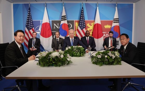 韓日米３国首脳はスペイン・マドリードで首脳会談を行い、北朝鮮の核とミサイルに対して同じ声をあげた。写真は２９日（現地時間）、マドリード・ＩＦＥＭＡコンベンションセンターで首脳会談を行う様子。左から韓国の尹錫悦（ユン・ソクヨル）大統領、米国のジョー・バイデン大統領、岸田文雄首相。カン・ジョンヒョン記者