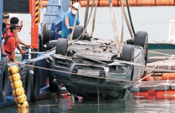 失踪したチョ・ユナさん一家が乗っていた乗用車が２９日、全羅南道莞島の松谷港から８０メートル離れた海中から引き揚げられた。フリーランサー　チャン・ジョンピル