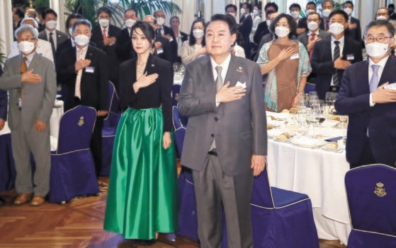 尹錫悦（ユン・ソクヨル）大統領と金建希（キム・ゴンヒ）夫人が２９日（現地時間）、スペイン・マドリードのホテルで開かれた現地韓国人との懇談会に出席し、国民儀礼をしている。　カン・ジョンヒョン記者